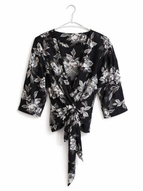 Suzy Shier Black & White Floral Dolman Sleeve Wrap Blouse — Size Medium Like New